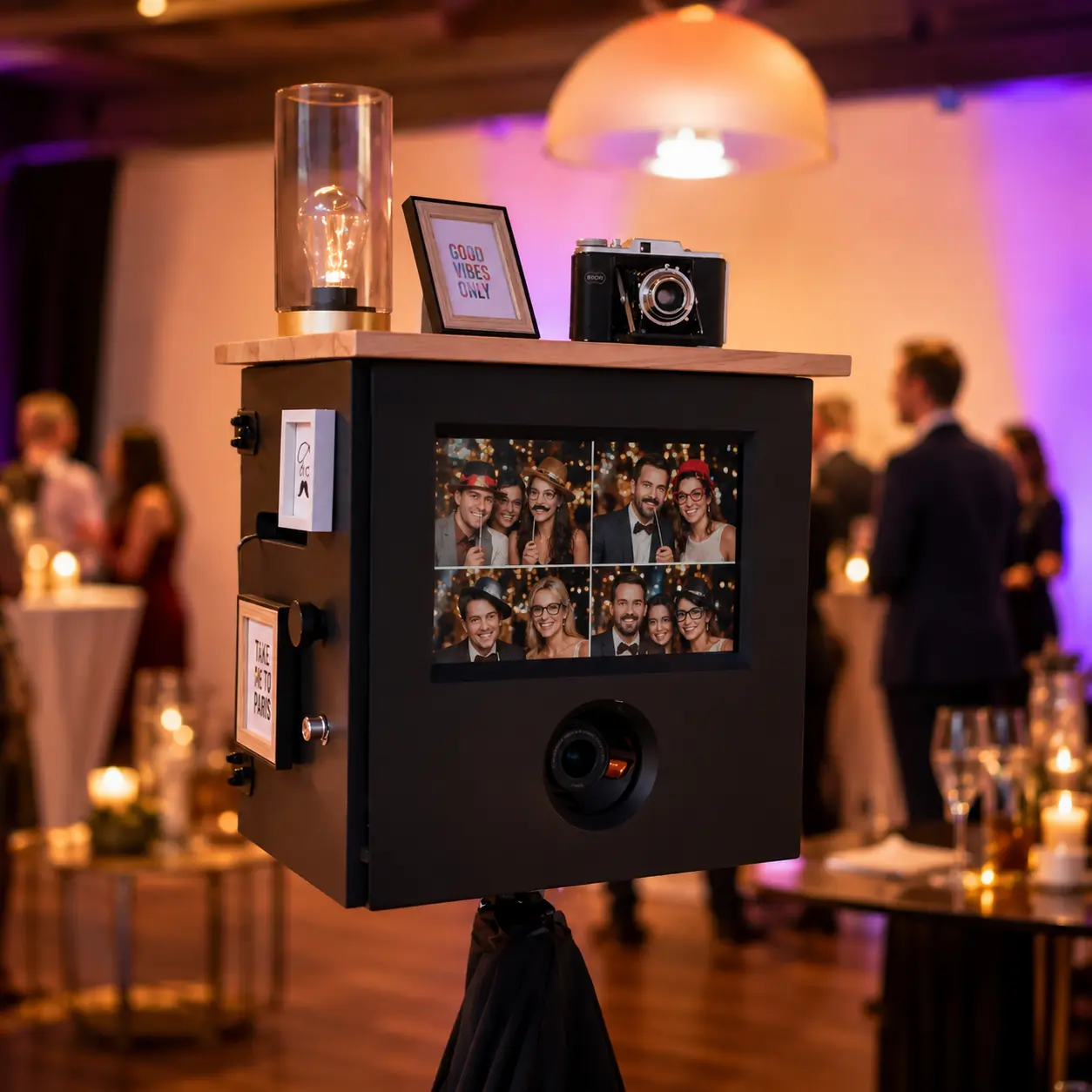 Kompakte schwarze Fotobox auf einer Feier