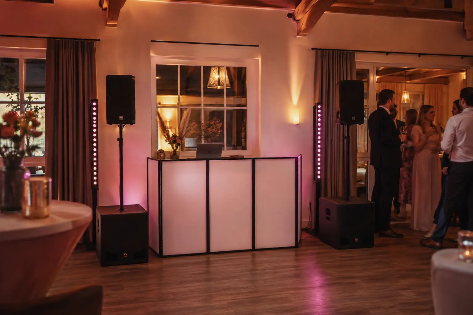 Ordentlicher DJ-Aufbau mit Lautsprechern und Lichttechnik
