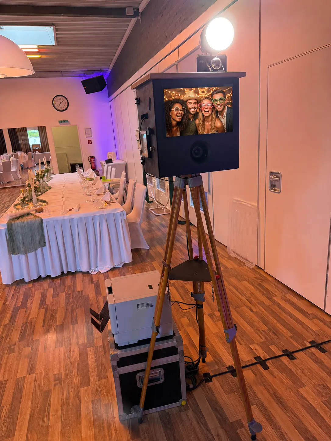 Schwarze Fotobox bei einer Hochzeit