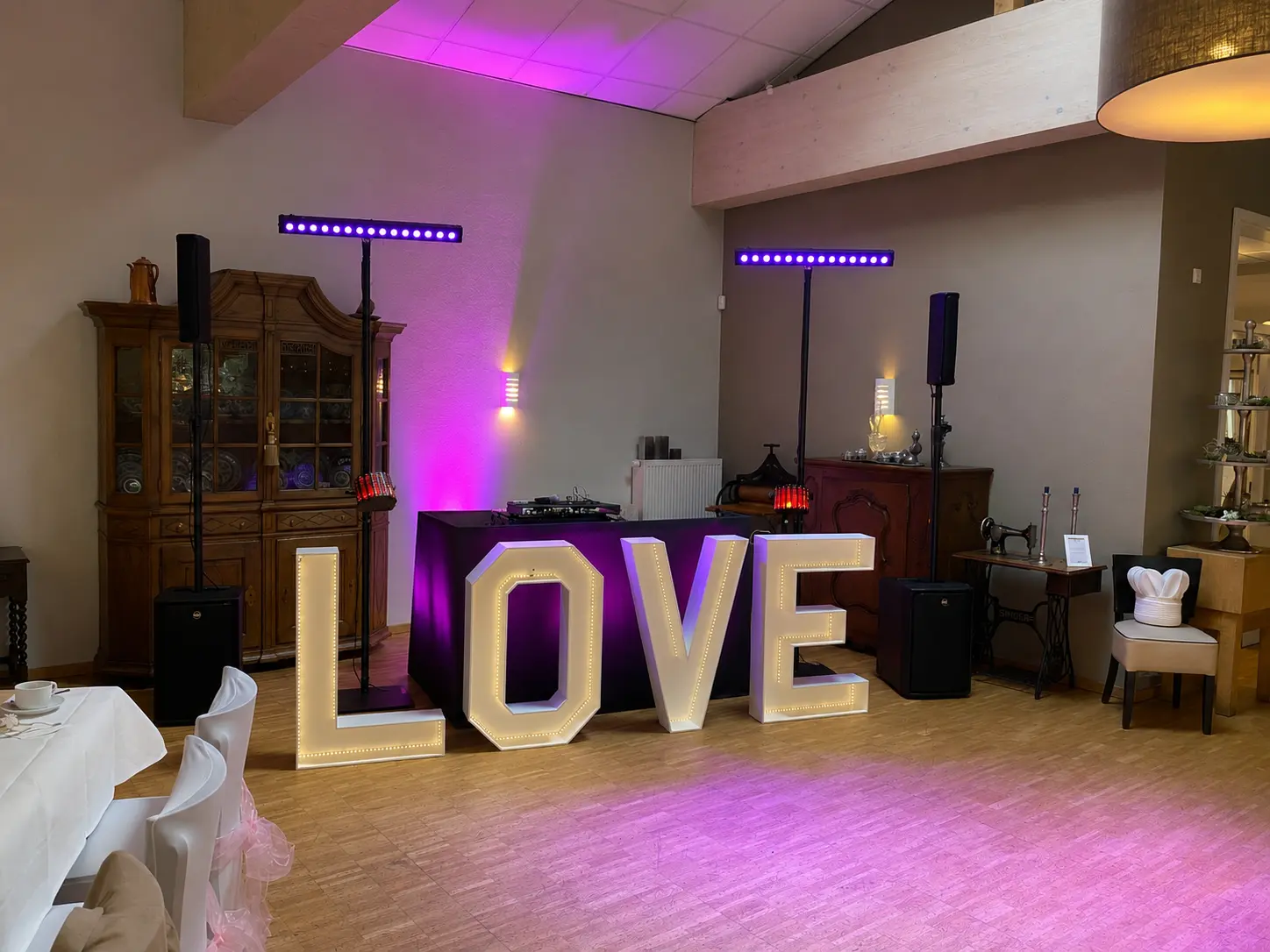 LOVE-Buchstaben vor einem kompakten DJ-Aufbau
